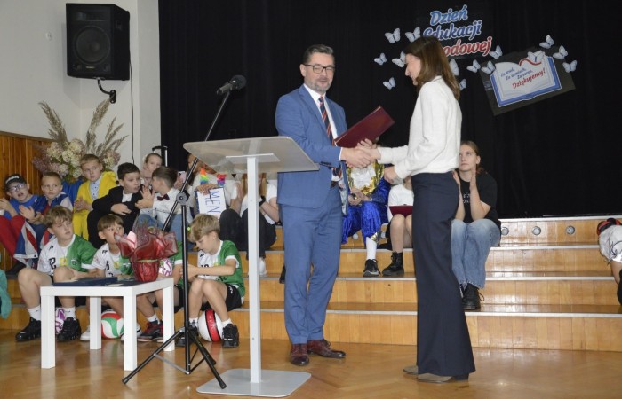 15 października w naszej szkole obchodziliśmy Dzień Edukacji Narodowej – wyjątkowe święto wszystkich nauczycieli, pracowników administracji i obsługi. Uroczystość przebiegała w ciepłej, radosnej i pełnej wdzięczności atmosferze. Część artystyczną przygotowały klasy 5a i 5b, które pod kierunkiem swoich wychowawców zaprezentowały pełen humoru i wzruszeń program. Miło nam było gościć pana Damiana Bereżańskiego - zastępcę Burmistrza Pasłęka, Panią Annę Szymanek przewodniczącą Rady Rodziców oraz nauczycieli, pracowników szkoły, administracji oraz obsługi.
Dziękujemy rodzicom za pomoc i wsparcie w realizacji występu !