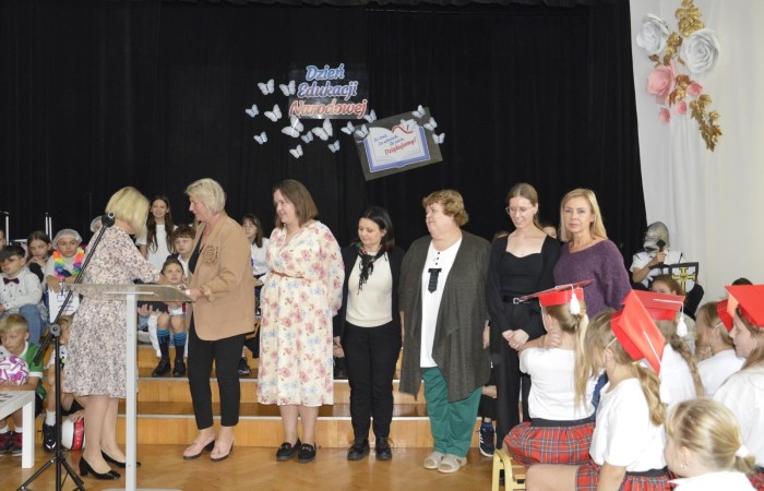 15 października w naszej szkole obchodziliśmy Dzień Edukacji Narodowej – wyjątkowe święto wszystkich nauczycieli, pracowników administracji i obsługi. Uroczystość przebiegała w ciepłej, radosnej i pełnej wdzięczności atmosferze. Część artystyczną przygotowały klasy 5a i 5b, które pod kierunkiem swoich wychowawców zaprezentowały pełen humoru i wzruszeń program. Miło nam było gościć pana Damiana Bereżańskiego - zastępcę Burmistrza Pasłęka, Panią Annę Szymanek przewodniczącą Rady Rodziców oraz nauczycieli, pracowników szkoły, administracji oraz obsługi.
Dziękujemy rodzicom za pomoc i wsparcie w realizacji występu !