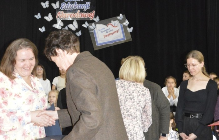 15 października w naszej szkole obchodziliśmy Dzień Edukacji Narodowej – wyjątkowe święto wszystkich nauczycieli, pracowników administracji i obsługi. Uroczystość przebiegała w ciepłej, radosnej i pełnej wdzięczności atmosferze. Część artystyczną przygotowały klasy 5a i 5b, które pod kierunkiem swoich wychowawców zaprezentowały pełen humoru i wzruszeń program. Miło nam było gościć pana Damiana Bereżańskiego - zastępcę Burmistrza Pasłęka, Panią Annę Szymanek przewodniczącą Rady Rodziców oraz nauczycieli, pracowników szkoły, administracji oraz obsługi.
Dziękujemy rodzicom za pomoc i wsparcie w realizacji występu !