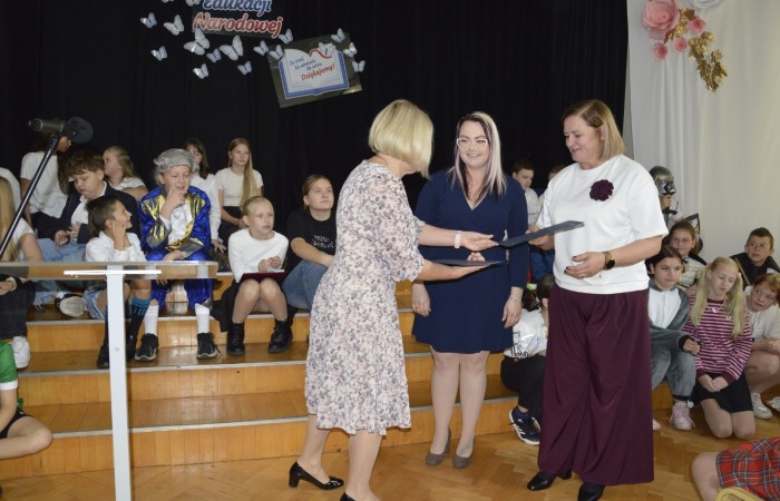 15 października w naszej szkole obchodziliśmy Dzień Edukacji Narodowej – wyjątkowe święto wszystkich nauczycieli, pracowników administracji i obsługi. Uroczystość przebiegała w ciepłej, radosnej i pełnej wdzięczności atmosferze. Część artystyczną przygotowały klasy 5a i 5b, które pod kierunkiem swoich wychowawców zaprezentowały pełen humoru i wzruszeń program. Miło nam było gościć pana Damiana Bereżańskiego - zastępcę Burmistrza Pasłęka, Panią Annę Szymanek przewodniczącą Rady Rodziców oraz nauczycieli, pracowników szkoły, administracji oraz obsługi.
Dziękujemy rodzicom za pomoc i wsparcie w realizacji występu !