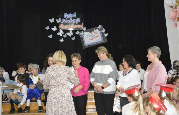 15 października w naszej szkole obchodziliśmy Dzień Edukacji Narodowej – wyjątkowe święto wszystkich nauczycieli, pracowników administracji i obsługi. Uroczystość przebiegała w ciepłej, radosnej i pełnej wdzięczności atmosferze. Część artystyczną przygotowały klasy 5a i 5b, które pod kierunkiem swoich wychowawców zaprezentowały pełen humoru i wzruszeń program. Miło nam było gościć pana Damiana Bereżańskiego - zastępcę Burmistrza Pasłęka, Panią Annę Szymanek przewodniczącą Rady Rodziców oraz nauczycieli, pracowników szkoły, administracji oraz obsługi.
Dziękujemy rodzicom za pomoc i wsparcie w realizacji występu !