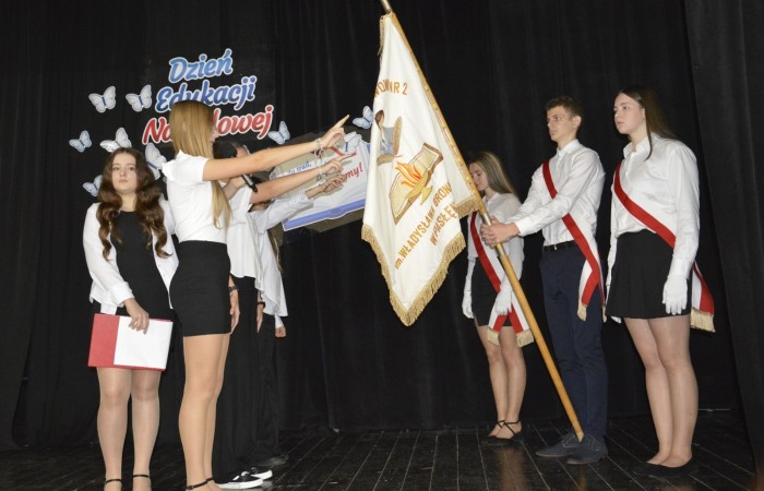 15 października w naszej szkole obchodziliśmy Dzień Edukacji Narodowej – wyjątkowe święto wszystkich nauczycieli, pracowników administracji i obsługi. Uroczystość przebiegała w ciepłej, radosnej i pełnej wdzięczności atmosferze. Część artystyczną przygotowały klasy 5a i 5b, które pod kierunkiem swoich wychowawców zaprezentowały pełen humoru i wzruszeń program. Miło nam było gościć pana Damiana Bereżańskiego - zastępcę Burmistrza Pasłęka, Panią Annę Szymanek przewodniczącą Rady Rodziców oraz nauczycieli, pracowników szkoły, administracji oraz obsługi.
Dziękujemy rodzicom za pomoc i wsparcie w realizacji występu !