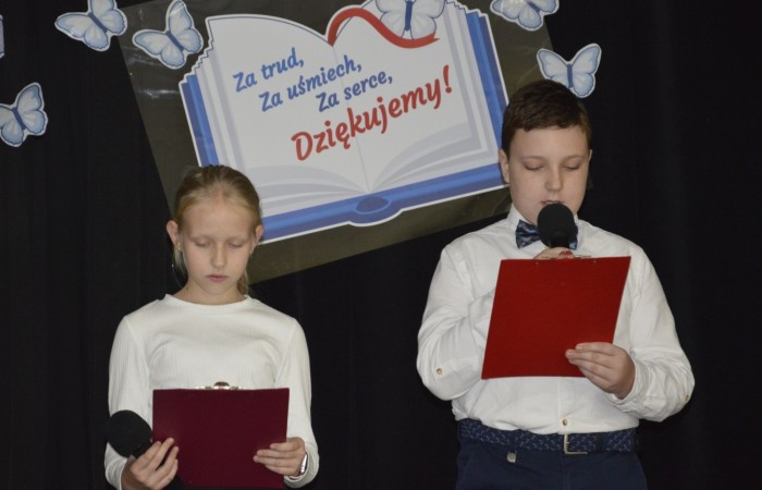 15 października w naszej szkole obchodziliśmy Dzień Edukacji Narodowej – wyjątkowe święto wszystkich nauczycieli, pracowników administracji i obsługi. Uroczystość przebiegała w ciepłej, radosnej i pełnej wdzięczności atmosferze. Część artystyczną przygotowały klasy 5a i 5b, które pod kierunkiem swoich wychowawców zaprezentowały pełen humoru i wzruszeń program. Miło nam było gościć pana Damiana Bereżańskiego - zastępcę Burmistrza Pasłęka, Panią Annę Szymanek przewodniczącą Rady Rodziców oraz nauczycieli, pracowników szkoły, administracji oraz obsługi.
Dziękujemy rodzicom za pomoc i wsparcie w realizacji występu !