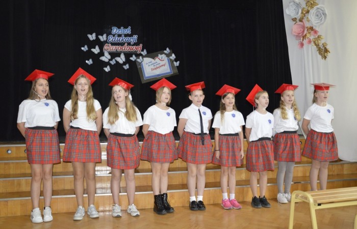 15 października w naszej szkole obchodziliśmy Dzień Edukacji Narodowej – wyjątkowe święto wszystkich nauczycieli, pracowników administracji i obsługi. Uroczystość przebiegała w ciepłej, radosnej i pełnej wdzięczności atmosferze. Część artystyczną przygotowały klasy 5a i 5b, które pod kierunkiem swoich wychowawców zaprezentowały pełen humoru i wzruszeń program. Miło nam było gościć pana Damiana Bereżańskiego - zastępcę Burmistrza Pasłęka, Panią Annę Szymanek przewodniczącą Rady Rodziców oraz nauczycieli, pracowników szkoły, administracji oraz obsługi.
Dziękujemy rodzicom za pomoc i wsparcie w realizacji występu !