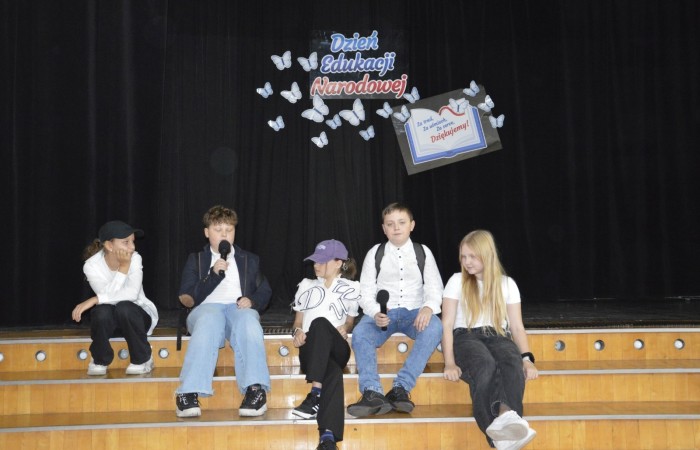 15 października w naszej szkole obchodziliśmy Dzień Edukacji Narodowej – wyjątkowe święto wszystkich nauczycieli, pracowników administracji i obsługi. Uroczystość przebiegała w ciepłej, radosnej i pełnej wdzięczności atmosferze. Część artystyczną przygotowały klasy 5a i 5b, które pod kierunkiem swoich wychowawców zaprezentowały pełen humoru i wzruszeń program. Miło nam było gościć pana Damiana Bereżańskiego - zastępcę Burmistrza Pasłęka, Panią Annę Szymanek przewodniczącą Rady Rodziców oraz nauczycieli, pracowników szkoły, administracji oraz obsługi.
Dziękujemy rodzicom za pomoc i wsparcie w realizacji występu !