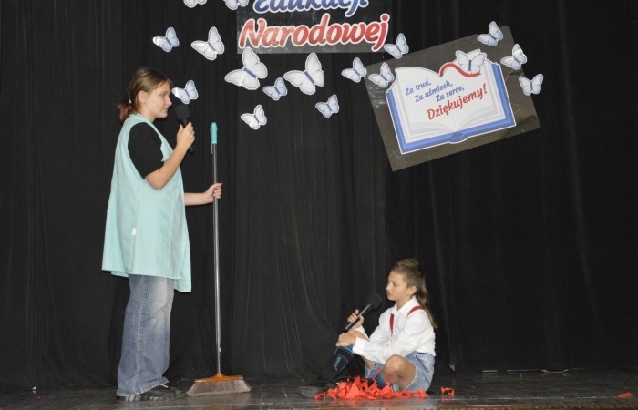 15 października w naszej szkole obchodziliśmy Dzień Edukacji Narodowej – wyjątkowe święto wszystkich nauczycieli, pracowników administracji i obsługi. Uroczystość przebiegała w ciepłej, radosnej i pełnej wdzięczności atmosferze. Część artystyczną przygotowały klasy 5a i 5b, które pod kierunkiem swoich wychowawców zaprezentowały pełen humoru i wzruszeń program. Miło nam było gościć pana Damiana Bereżańskiego - zastępcę Burmistrza Pasłęka, Panią Annę Szymanek przewodniczącą Rady Rodziców oraz nauczycieli, pracowników szkoły, administracji oraz obsługi.
Dziękujemy rodzicom za pomoc i wsparcie w realizacji występu !