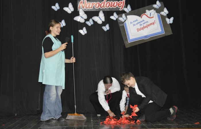 15 października w naszej szkole obchodziliśmy Dzień Edukacji Narodowej – wyjątkowe święto wszystkich nauczycieli, pracowników administracji i obsługi. Uroczystość przebiegała w ciepłej, radosnej i pełnej wdzięczności atmosferze. Część artystyczną przygotowały klasy 5a i 5b, które pod kierunkiem swoich wychowawców zaprezentowały pełen humoru i wzruszeń program. Miło nam było gościć pana Damiana Bereżańskiego - zastępcę Burmistrza Pasłęka, Panią Annę Szymanek przewodniczącą Rady Rodziców oraz nauczycieli, pracowników szkoły, administracji oraz obsługi.
Dziękujemy rodzicom za pomoc i wsparcie w realizacji występu !