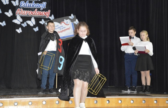 15 października w naszej szkole obchodziliśmy Dzień Edukacji Narodowej – wyjątkowe święto wszystkich nauczycieli, pracowników administracji i obsługi. Uroczystość przebiegała w ciepłej, radosnej i pełnej wdzięczności atmosferze. Część artystyczną przygotowały klasy 5a i 5b, które pod kierunkiem swoich wychowawców zaprezentowały pełen humoru i wzruszeń program. Miło nam było gościć pana Damiana Bereżańskiego - zastępcę Burmistrza Pasłęka, Panią Annę Szymanek przewodniczącą Rady Rodziców oraz nauczycieli, pracowników szkoły, administracji oraz obsługi.
Dziękujemy rodzicom za pomoc i wsparcie w realizacji występu !