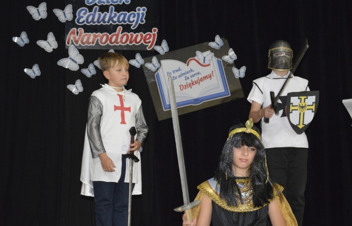 15 października w naszej szkole obchodziliśmy Dzień Edukacji Narodowej – wyjątkowe święto wszystkich nauczycieli, pracowników administracji i obsługi. Uroczystość przebiegała w ciepłej, radosnej i pełnej wdzięczności atmosferze. Część artystyczną przygotowały klasy 5a i 5b, które pod kierunkiem swoich wychowawców zaprezentowały pełen humoru i wzruszeń program. Miło nam było gościć pana Damiana Bereżańskiego - zastępcę Burmistrza Pasłęka, Panią Annę Szymanek przewodniczącą Rady Rodziców oraz nauczycieli, pracowników szkoły, administracji oraz obsługi.
Dziękujemy rodzicom za pomoc i wsparcie w realizacji występu !