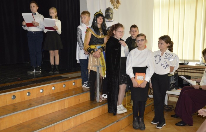 15 października w naszej szkole obchodziliśmy Dzień Edukacji Narodowej – wyjątkowe święto wszystkich nauczycieli, pracowników administracji i obsługi. Uroczystość przebiegała w ciepłej, radosnej i pełnej wdzięczności atmosferze. Część artystyczną przygotowały klasy 5a i 5b, które pod kierunkiem swoich wychowawców zaprezentowały pełen humoru i wzruszeń program. Miło nam było gościć pana Damiana Bereżańskiego - zastępcę Burmistrza Pasłęka, Panią Annę Szymanek przewodniczącą Rady Rodziców oraz nauczycieli, pracowników szkoły, administracji oraz obsługi.
Dziękujemy rodzicom za pomoc i wsparcie w realizacji występu !