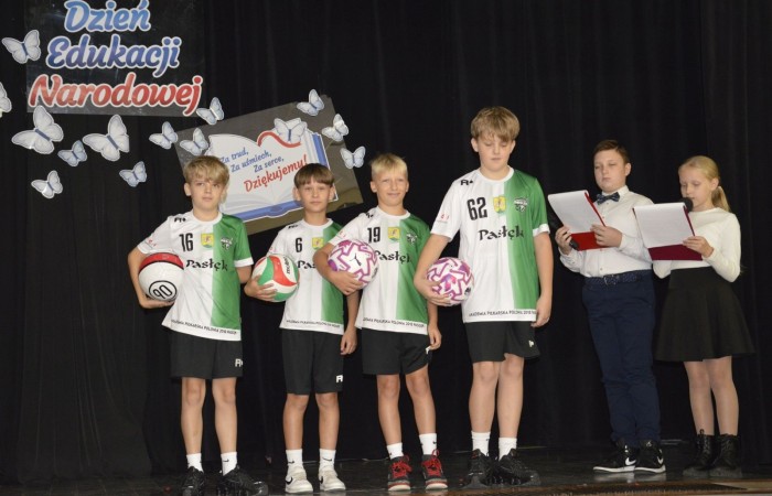 15 października w naszej szkole obchodziliśmy Dzień Edukacji Narodowej – wyjątkowe święto wszystkich nauczycieli, pracowników administracji i obsługi. Uroczystość przebiegała w ciepłej, radosnej i pełnej wdzięczności atmosferze. Część artystyczną przygotowały klasy 5a i 5b, które pod kierunkiem swoich wychowawców zaprezentowały pełen humoru i wzruszeń program. Miło nam było gościć pana Damiana Bereżańskiego - zastępcę Burmistrza Pasłęka, Panią Annę Szymanek przewodniczącą Rady Rodziców oraz nauczycieli, pracowników szkoły, administracji oraz obsługi.
Dziękujemy rodzicom za pomoc i wsparcie w realizacji występu !