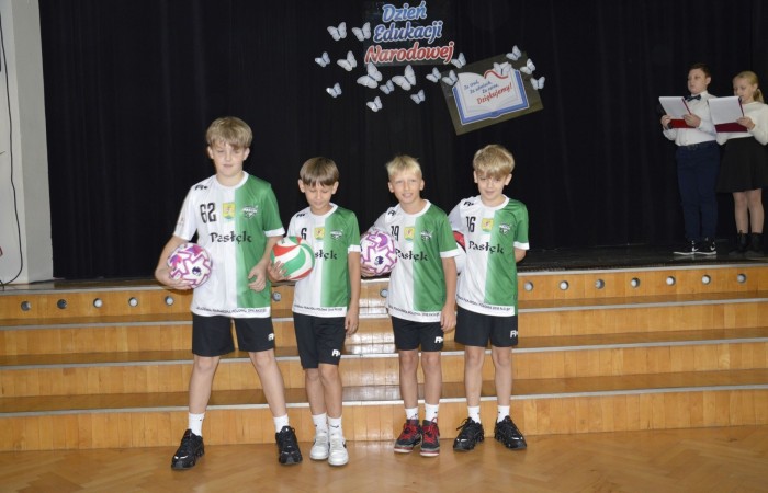 15 października w naszej szkole obchodziliśmy Dzień Edukacji Narodowej – wyjątkowe święto wszystkich nauczycieli, pracowników administracji i obsługi. Uroczystość przebiegała w ciepłej, radosnej i pełnej wdzięczności atmosferze. Część artystyczną przygotowały klasy 5a i 5b, które pod kierunkiem swoich wychowawców zaprezentowały pełen humoru i wzruszeń program. Miło nam było gościć pana Damiana Bereżańskiego - zastępcę Burmistrza Pasłęka, Panią Annę Szymanek przewodniczącą Rady Rodziców oraz nauczycieli, pracowników szkoły, administracji oraz obsługi.
Dziękujemy rodzicom za pomoc i wsparcie w realizacji występu !