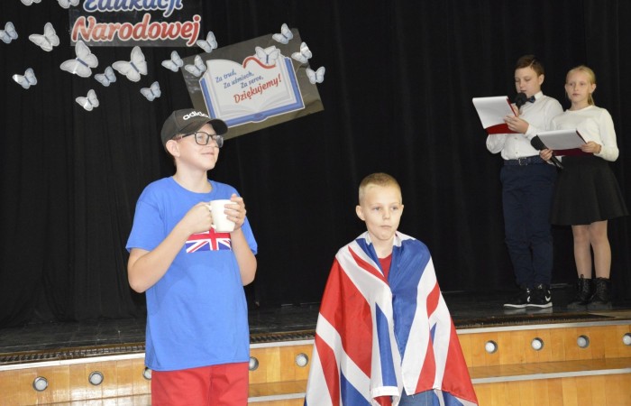 15 października w naszej szkole obchodziliśmy Dzień Edukacji Narodowej – wyjątkowe święto wszystkich nauczycieli, pracowników administracji i obsługi. Uroczystość przebiegała w ciepłej, radosnej i pełnej wdzięczności atmosferze. Część artystyczną przygotowały klasy 5a i 5b, które pod kierunkiem swoich wychowawców zaprezentowały pełen humoru i wzruszeń program. Miło nam było gościć pana Damiana Bereżańskiego - zastępcę Burmistrza Pasłęka, Panią Annę Szymanek przewodniczącą Rady Rodziców oraz nauczycieli, pracowników szkoły, administracji oraz obsługi.
Dziękujemy rodzicom za pomoc i wsparcie w realizacji występu !