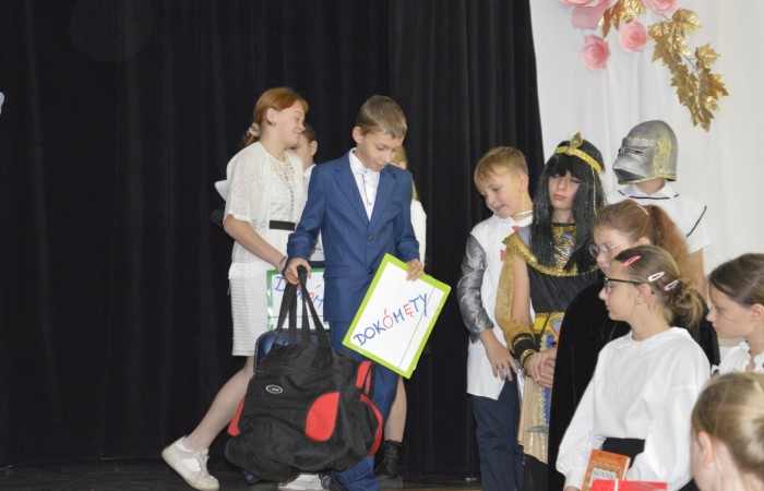 15 października w naszej szkole obchodziliśmy Dzień Edukacji Narodowej – wyjątkowe święto wszystkich nauczycieli, pracowników administracji i obsługi. Uroczystość przebiegała w ciepłej, radosnej i pełnej wdzięczności atmosferze. Część artystyczną przygotowały klasy 5a i 5b, które pod kierunkiem swoich wychowawców zaprezentowały pełen humoru i wzruszeń program. Miło nam było gościć pana Damiana Bereżańskiego - zastępcę Burmistrza Pasłęka, Panią Annę Szymanek przewodniczącą Rady Rodziców oraz nauczycieli, pracowników szkoły, administracji oraz obsługi.
Dziękujemy rodzicom za pomoc i wsparcie w realizacji występu !