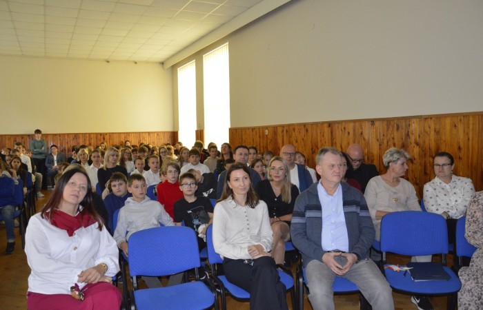 15 października w naszej szkole obchodziliśmy Dzień Edukacji Narodowej – wyjątkowe święto wszystkich nauczycieli, pracowników administracji i obsługi. Uroczystość przebiegała w ciepłej, radosnej i pełnej wdzięczności atmosferze. Część artystyczną przygotowały klasy 5a i 5b, które pod kierunkiem swoich wychowawców zaprezentowały pełen humoru i wzruszeń program. Miło nam było gościć pana Damiana Bereżańskiego - zastępcę Burmistrza Pasłęka, Panią Annę Szymanek przewodniczącą Rady Rodziców oraz nauczycieli, pracowników szkoły, administracji oraz obsługi.
Dziękujemy rodzicom za pomoc i wsparcie w realizacji występu !