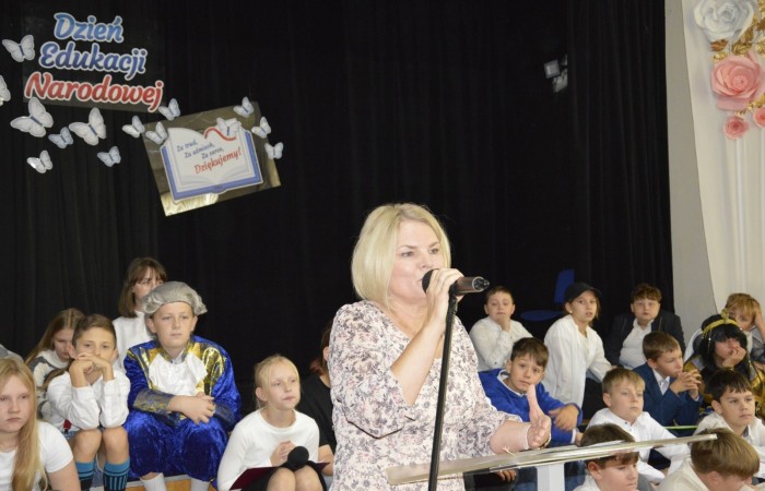 15 października w naszej szkole obchodziliśmy Dzień Edukacji Narodowej – wyjątkowe święto wszystkich nauczycieli, pracowników administracji i obsługi. Uroczystość przebiegała w ciepłej, radosnej i pełnej wdzięczności atmosferze. Część artystyczną przygotowały klasy 5a i 5b, które pod kierunkiem swoich wychowawców zaprezentowały pełen humoru i wzruszeń program. Miło nam było gościć pana Damiana Bereżańskiego - zastępcę Burmistrza Pasłęka, Panią Annę Szymanek przewodniczącą Rady Rodziców oraz nauczycieli, pracowników szkoły, administracji oraz obsługi.
Dziękujemy rodzicom za pomoc i wsparcie w realizacji występu !