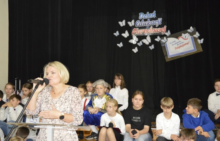 15 października w naszej szkole obchodziliśmy Dzień Edukacji Narodowej – wyjątkowe święto wszystkich nauczycieli, pracowników administracji i obsługi. Uroczystość przebiegała w ciepłej, radosnej i pełnej wdzięczności atmosferze. Część artystyczną przygotowały klasy 5a i 5b, które pod kierunkiem swoich wychowawców zaprezentowały pełen humoru i wzruszeń program. Miło nam było gościć pana Damiana Bereżańskiego - zastępcę Burmistrza Pasłęka, Panią Annę Szymanek przewodniczącą Rady Rodziców oraz nauczycieli, pracowników szkoły, administracji oraz obsługi.
Dziękujemy rodzicom za pomoc i wsparcie w realizacji występu !