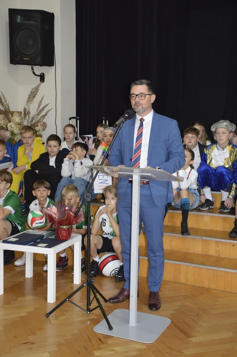15 października w naszej szkole obchodziliśmy Dzień Edukacji Narodowej – wyjątkowe święto wszystkich nauczycieli, pracowników administracji i obsługi. Uroczystość przebiegała w ciepłej, radosnej i pełnej wdzięczności atmosferze. Część artystyczną przygotowały klasy 5a i 5b, które pod kierunkiem swoich wychowawców zaprezentowały pełen humoru i wzruszeń program. Miło nam było gościć pana Damiana Bereżańskiego - zastępcę Burmistrza Pasłęka, Panią Annę Szymanek przewodniczącą Rady Rodziców oraz nauczycieli, pracowników szkoły, administracji oraz obsługi.
Dziękujemy rodzicom za pomoc i wsparcie w realizacji występu !