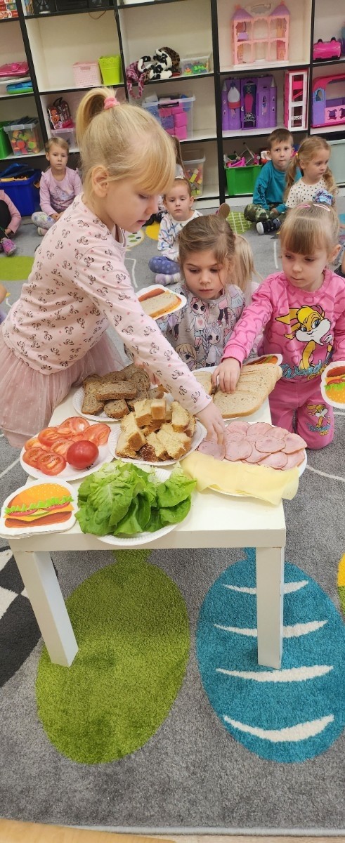 	16 października na całym świecie obchodzony jest „Światowy Dzień Chleba”. Także tego dnia w grupie „Biedronki” oraz „Sówki” obchodzony był ten niezwykły dzień. Jest to wyjątkowe święto, które przypomina nam , jak ważny w naszym życiu jest chleb- symbol codziennego pożywienia, pracy ludzkich rąk i szacunku do jedzenia. Przedszkolaki zapoznały się z historią powstawania chleba. Dowiedziały się  również jak wygląda droga – od ziarenka do bochenka. Poznały pracę rolnika, młynarza i piekarza. Na koniec miały możliwość powąchać i spróbować rożnych gatunków chleba. Dzieci samodzielnie przygotowały sobie zdrowe i pyszne kanapeczki oraz stworzyły wytwory z masy solnej.