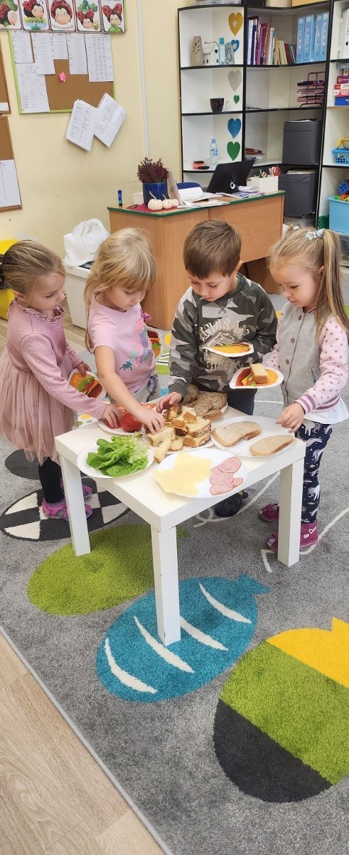 	16 października na całym świecie obchodzony jest „Światowy Dzień Chleba”. Także tego dnia w grupie „Biedronki” oraz „Sówki” obchodzony był ten niezwykły dzień. Jest to wyjątkowe święto, które przypomina nam , jak ważny w naszym życiu jest chleb- symbol codziennego pożywienia, pracy ludzkich rąk i szacunku do jedzenia. Przedszkolaki zapoznały się z historią powstawania chleba. Dowiedziały się  również jak wygląda droga – od ziarenka do bochenka. Poznały pracę rolnika, młynarza i piekarza. Na koniec miały możliwość powąchać i spróbować rożnych gatunków chleba. Dzieci samodzielnie przygotowały sobie zdrowe i pyszne kanapeczki oraz stworzyły wytwory z masy solnej.