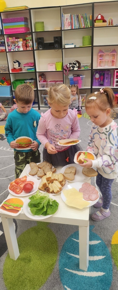 	16 października na całym świecie obchodzony jest „Światowy Dzień Chleba”. Także tego dnia w grupie „Biedronki” oraz „Sówki” obchodzony był ten niezwykły dzień. Jest to wyjątkowe święto, które przypomina nam , jak ważny w naszym życiu jest chleb- symbol codziennego pożywienia, pracy ludzkich rąk i szacunku do jedzenia. Przedszkolaki zapoznały się z historią powstawania chleba. Dowiedziały się  również jak wygląda droga – od ziarenka do bochenka. Poznały pracę rolnika, młynarza i piekarza. Na koniec miały możliwość powąchać i spróbować rożnych gatunków chleba. Dzieci samodzielnie przygotowały sobie zdrowe i pyszne kanapeczki oraz stworzyły wytwory z masy solnej.