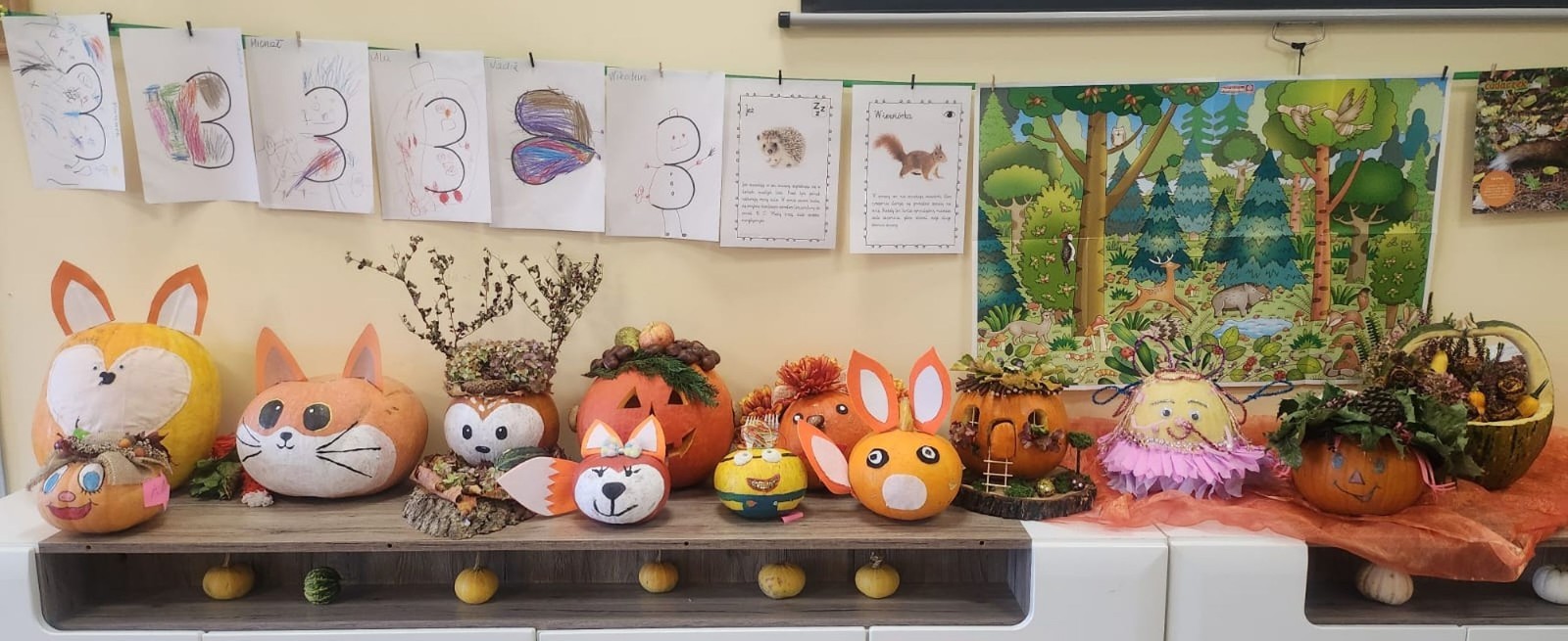 W październiku, w naszych oddziałach przedszkolnych, odbył się wyjątkowy Konkurs na Najpiękniejszą Dynię. To radosne i kolorowe przedsięwzięcie miało na celu rozwijanie kreatywności dzieci oraz wspólne rodzinne spędzanie czasu przy tworzeniu dyniowych dzieł sztuk.
W konkursie zgłoszono kilkadziesiąt przepięknych prac. Każda dynia była inna – jedne zamieniły się w bajkowe postacie, inne w zwierzątka, a jeszcze inne w zabawne stworki. Uczestnicy wykazali się ogromną pomysłowością, wykorzystując do dekoracji między innymi: farby, kolorowy papier, cekiny, wstążki, a nawet naturalne materiały, takie jak liście czy kasztany.
Konkurs był doskonałą okazją do rodzinnej współpracy. Rodzice i dzieci z zaangażowaniem przygotowywali swoje prace, a podczas prezentacji z dumą opowiadali o procesie tworzenia. Dzięki temu wydarzenie stało się nie tylko rywalizacją, ale także okazją do budowania więzi i wspólnej zabawy.
Serdecznie dziękujemy wszystkim dzieciom i rodzicom za udział w konkursie oraz za wspaniałą atmosferę. 