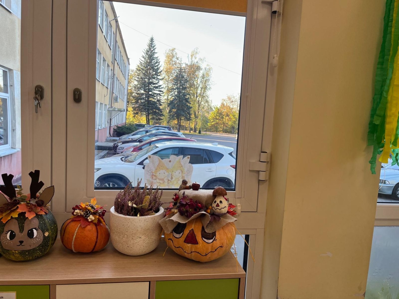 W październiku, w naszych oddziałach przedszkolnych, odbył się wyjątkowy Konkurs na Najpiękniejszą Dynię. To radosne i kolorowe przedsięwzięcie miało na celu rozwijanie kreatywności dzieci oraz wspólne rodzinne spędzanie czasu przy tworzeniu dyniowych dzieł sztuk.
W konkursie zgłoszono kilkadziesiąt przepięknych prac. Każda dynia była inna – jedne zamieniły się w bajkowe postacie, inne w zwierzątka, a jeszcze inne w zabawne stworki. Uczestnicy wykazali się ogromną pomysłowością, wykorzystując do dekoracji między innymi: farby, kolorowy papier, cekiny, wstążki, a nawet naturalne materiały, takie jak liście czy kasztany.
Konkurs był doskonałą okazją do rodzinnej współpracy. Rodzice i dzieci z zaangażowaniem przygotowywali swoje prace, a podczas prezentacji z dumą opowiadali o procesie tworzenia. Dzięki temu wydarzenie stało się nie tylko rywalizacją, ale także okazją do budowania więzi i wspólnej zabawy.
Serdecznie dziękujemy wszystkim dzieciom i rodzicom za udział w konkursie oraz za wspaniałą atmosferę. 