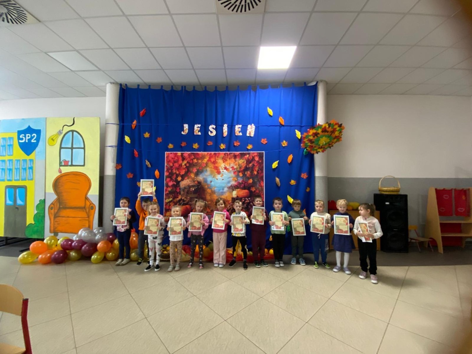 W październiku, w naszych oddziałach przedszkolnych, odbył się wyjątkowy Konkurs na Najpiękniejszą Dynię. To radosne i kolorowe przedsięwzięcie miało na celu rozwijanie kreatywności dzieci oraz wspólne rodzinne spędzanie czasu przy tworzeniu dyniowych dzieł sztuk.
W konkursie zgłoszono kilkadziesiąt przepięknych prac. Każda dynia była inna – jedne zamieniły się w bajkowe postacie, inne w zwierzątka, a jeszcze inne w zabawne stworki. Uczestnicy wykazali się ogromną pomysłowością, wykorzystując do dekoracji między innymi: farby, kolorowy papier, cekiny, wstążki, a nawet naturalne materiały, takie jak liście czy kasztany.
Konkurs był doskonałą okazją do rodzinnej współpracy. Rodzice i dzieci z zaangażowaniem przygotowywali swoje prace, a podczas prezentacji z dumą opowiadali o procesie tworzenia. Dzięki temu wydarzenie stało się nie tylko rywalizacją, ale także okazją do budowania więzi i wspólnej zabawy.
Serdecznie dziękujemy wszystkim dzieciom i rodzicom za udział w konkursie oraz za wspaniałą atmosferę. 
