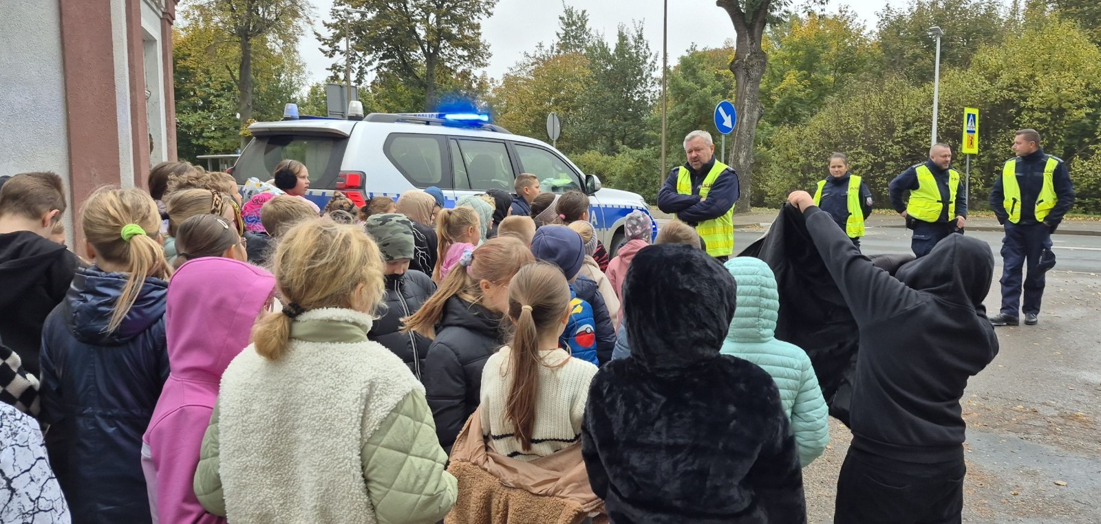 W październiku w naszej szkole odbyły się spotkania uczniów klas I–III z policjantami z Komisariatu Policji w Pasłęku. Podczas zajęć dzieci rozmawiały z funkcjonariuszami o bezpieczeństwie na drodze, uczyły się, jak prawidłowo zachowywać się na przejściu dla pieszych oraz jakie zasady są najważniejsze, by każdego dnia bezpiecznie dotrzeć do szkoły i wrócić do domu.
Uczniowie mieli okazję nie tylko posłuchać, ale również aktywnie ćwiczyć przechodzenie przez pasy pod czujnym okiem policjantów. Było edukacyjnie, ciekawie i bardzo praktycznie.
Serdecznie dziękujemy naszym gościom za poświęcony czas, zaangażowanie i cenne wskazówki, które pomogą naszym uczniom stać się prawdziwymi ekspertami od bezpieczeństwa na drodze.
