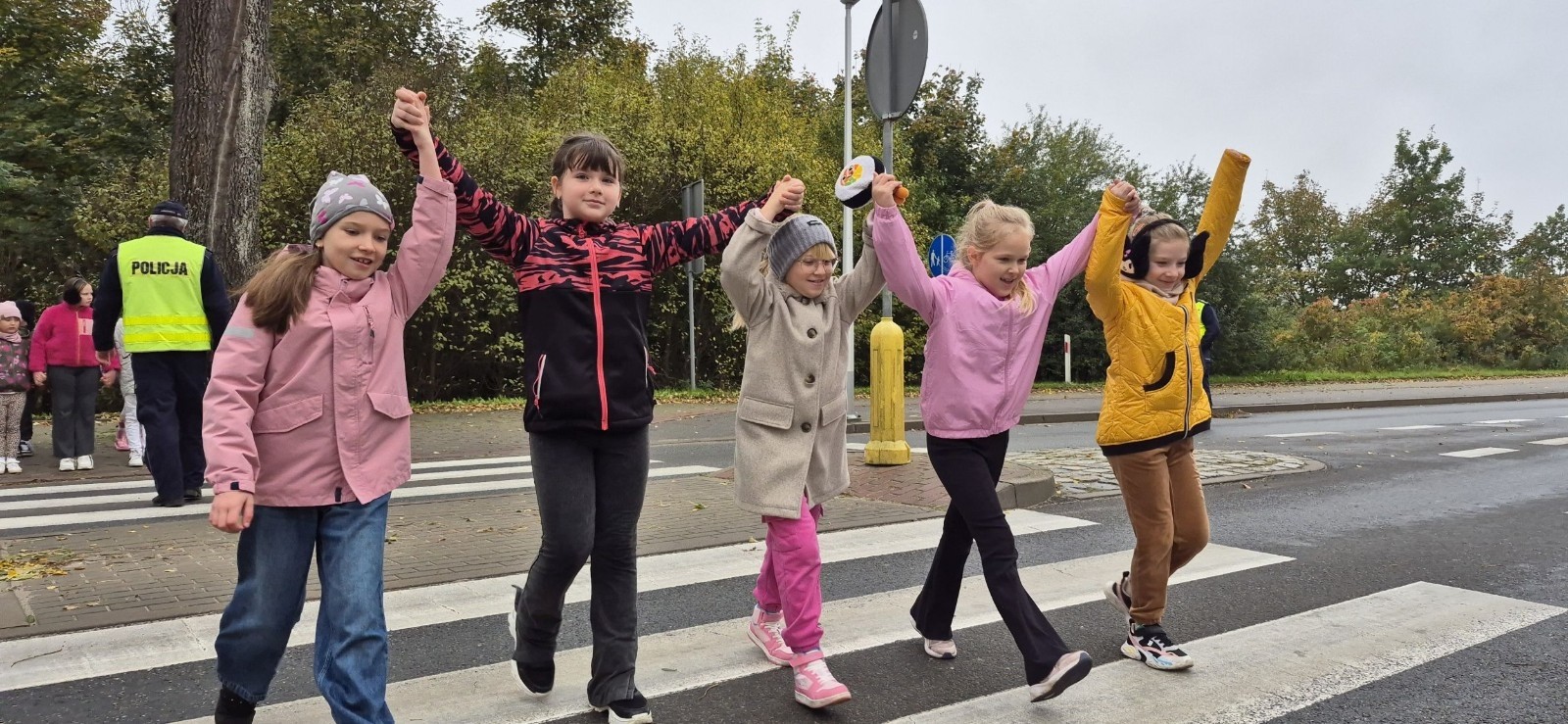 W październiku w naszej szkole odbyły się spotkania uczniów klas I–III z policjantami z Komisariatu Policji w Pasłęku. Podczas zajęć dzieci rozmawiały z funkcjonariuszami o bezpieczeństwie na drodze, uczyły się, jak prawidłowo zachowywać się na przejściu dla pieszych oraz jakie zasady są najważniejsze, by każdego dnia bezpiecznie dotrzeć do szkoły i wrócić do domu.
Uczniowie mieli okazję nie tylko posłuchać, ale również aktywnie ćwiczyć przechodzenie przez pasy pod czujnym okiem policjantów. Było edukacyjnie, ciekawie i bardzo praktycznie.
Serdecznie dziękujemy naszym gościom za poświęcony czas, zaangażowanie i cenne wskazówki, które pomogą naszym uczniom stać się prawdziwymi ekspertami od bezpieczeństwa na drodze.
