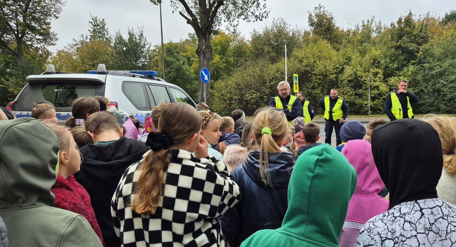 W październiku w naszej szkole odbyły się spotkania uczniów klas I–III z policjantami z Komisariatu Policji w Pasłęku. Podczas zajęć dzieci rozmawiały z funkcjonariuszami o bezpieczeństwie na drodze, uczyły się, jak prawidłowo zachowywać się na przejściu dla pieszych oraz jakie zasady są najważniejsze, by każdego dnia bezpiecznie dotrzeć do szkoły i wrócić do domu.
Uczniowie mieli okazję nie tylko posłuchać, ale również aktywnie ćwiczyć przechodzenie przez pasy pod czujnym okiem policjantów. Było edukacyjnie, ciekawie i bardzo praktycznie.
Serdecznie dziękujemy naszym gościom za poświęcony czas, zaangażowanie i cenne wskazówki, które pomogą naszym uczniom stać się prawdziwymi ekspertami od bezpieczeństwa na drodze.
