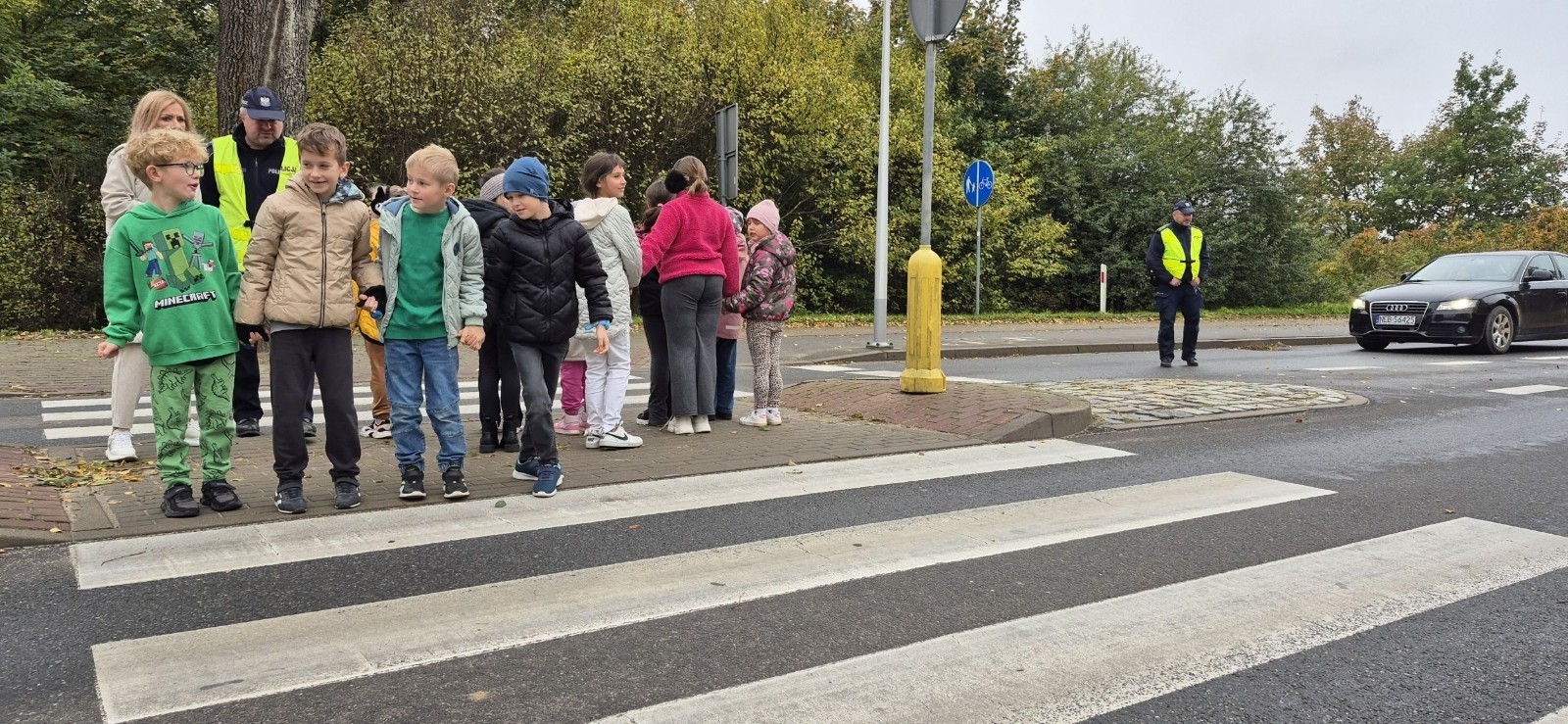 W październiku w naszej szkole odbyły się spotkania uczniów klas I–III z policjantami z Komisariatu Policji w Pasłęku. Podczas zajęć dzieci rozmawiały z funkcjonariuszami o bezpieczeństwie na drodze, uczyły się, jak prawidłowo zachowywać się na przejściu dla pieszych oraz jakie zasady są najważniejsze, by każdego dnia bezpiecznie dotrzeć do szkoły i wrócić do domu.
Uczniowie mieli okazję nie tylko posłuchać, ale również aktywnie ćwiczyć przechodzenie przez pasy pod czujnym okiem policjantów. Było edukacyjnie, ciekawie i bardzo praktycznie.
Serdecznie dziękujemy naszym gościom za poświęcony czas, zaangażowanie i cenne wskazówki, które pomogą naszym uczniom stać się prawdziwymi ekspertami od bezpieczeństwa na drodze.
