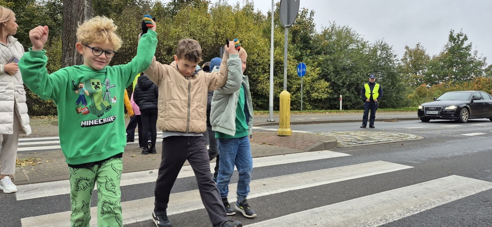 W październiku w naszej szkole odbyły się spotkania uczniów klas I–III z policjantami z Komisariatu Policji w Pasłęku. Podczas zajęć dzieci rozmawiały z funkcjonariuszami o bezpieczeństwie na drodze, uczyły się, jak prawidłowo zachowywać się na przejściu dla pieszych oraz jakie zasady są najważniejsze, by każdego dnia bezpiecznie dotrzeć do szkoły i wrócić do domu.
Uczniowie mieli okazję nie tylko posłuchać, ale również aktywnie ćwiczyć przechodzenie przez pasy pod czujnym okiem policjantów. Było edukacyjnie, ciekawie i bardzo praktycznie.
Serdecznie dziękujemy naszym gościom za poświęcony czas, zaangażowanie i cenne wskazówki, które pomogą naszym uczniom stać się prawdziwymi ekspertami od bezpieczeństwa na drodze.
