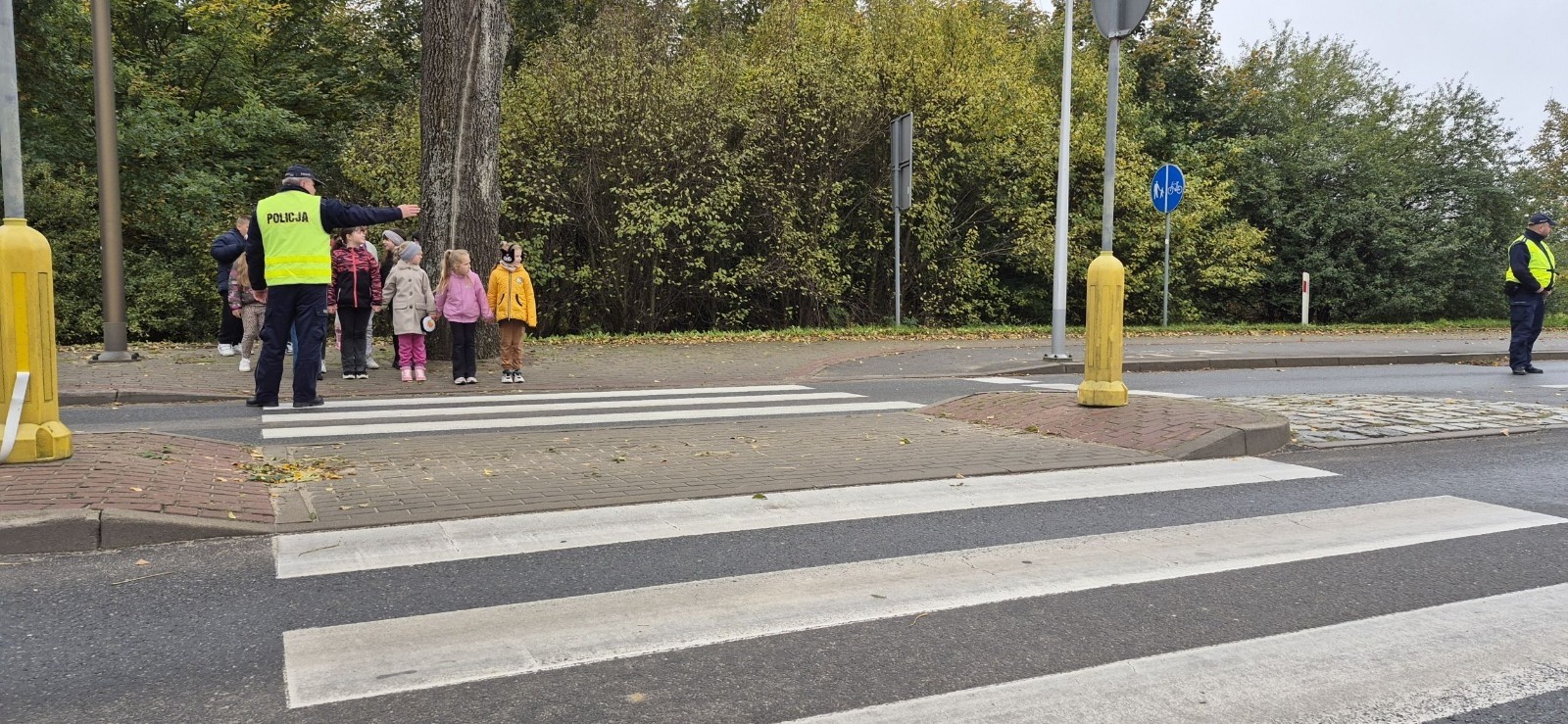 W październiku w naszej szkole odbyły się spotkania uczniów klas I–III z policjantami z Komisariatu Policji w Pasłęku. Podczas zajęć dzieci rozmawiały z funkcjonariuszami o bezpieczeństwie na drodze, uczyły się, jak prawidłowo zachowywać się na przejściu dla pieszych oraz jakie zasady są najważniejsze, by każdego dnia bezpiecznie dotrzeć do szkoły i wrócić do domu.
Uczniowie mieli okazję nie tylko posłuchać, ale również aktywnie ćwiczyć przechodzenie przez pasy pod czujnym okiem policjantów. Było edukacyjnie, ciekawie i bardzo praktycznie.
Serdecznie dziękujemy naszym gościom za poświęcony czas, zaangażowanie i cenne wskazówki, które pomogą naszym uczniom stać się prawdziwymi ekspertami od bezpieczeństwa na drodze.
