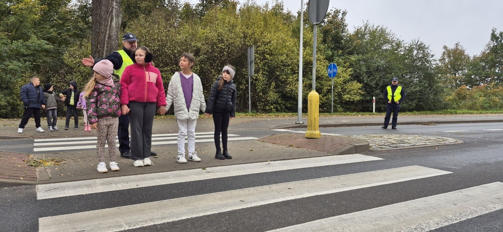 W październiku w naszej szkole odbyły się spotkania uczniów klas I–III z policjantami z Komisariatu Policji w Pasłęku. Podczas zajęć dzieci rozmawiały z funkcjonariuszami o bezpieczeństwie na drodze, uczyły się, jak prawidłowo zachowywać się na przejściu dla pieszych oraz jakie zasady są najważniejsze, by każdego dnia bezpiecznie dotrzeć do szkoły i wrócić do domu.
Uczniowie mieli okazję nie tylko posłuchać, ale również aktywnie ćwiczyć przechodzenie przez pasy pod czujnym okiem policjantów. Było edukacyjnie, ciekawie i bardzo praktycznie.
Serdecznie dziękujemy naszym gościom za poświęcony czas, zaangażowanie i cenne wskazówki, które pomogą naszym uczniom stać się prawdziwymi ekspertami od bezpieczeństwa na drodze.
