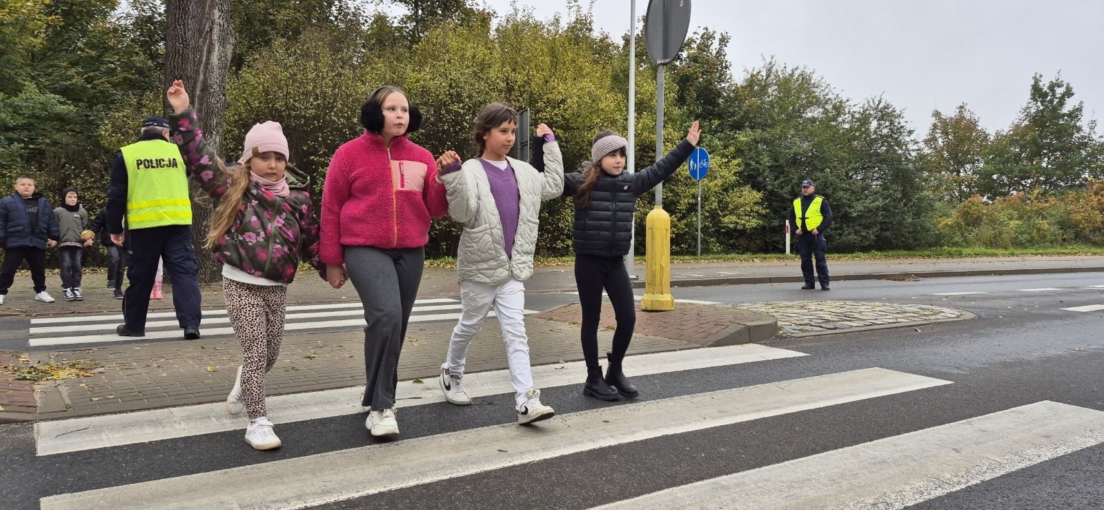 W październiku w naszej szkole odbyły się spotkania uczniów klas I–III z policjantami z Komisariatu Policji w Pasłęku. Podczas zajęć dzieci rozmawiały z funkcjonariuszami o bezpieczeństwie na drodze, uczyły się, jak prawidłowo zachowywać się na przejściu dla pieszych oraz jakie zasady są najważniejsze, by każdego dnia bezpiecznie dotrzeć do szkoły i wrócić do domu.
Uczniowie mieli okazję nie tylko posłuchać, ale również aktywnie ćwiczyć przechodzenie przez pasy pod czujnym okiem policjantów. Było edukacyjnie, ciekawie i bardzo praktycznie.
Serdecznie dziękujemy naszym gościom za poświęcony czas, zaangażowanie i cenne wskazówki, które pomogą naszym uczniom stać się prawdziwymi ekspertami od bezpieczeństwa na drodze.
