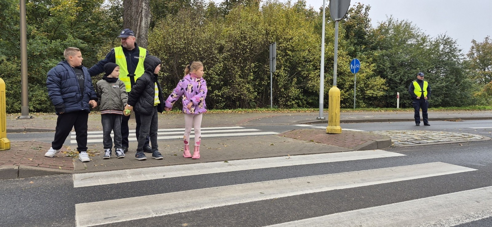 W październiku w naszej szkole odbyły się spotkania uczniów klas I–III z policjantami z Komisariatu Policji w Pasłęku. Podczas zajęć dzieci rozmawiały z funkcjonariuszami o bezpieczeństwie na drodze, uczyły się, jak prawidłowo zachowywać się na przejściu dla pieszych oraz jakie zasady są najważniejsze, by każdego dnia bezpiecznie dotrzeć do szkoły i wrócić do domu.
Uczniowie mieli okazję nie tylko posłuchać, ale również aktywnie ćwiczyć przechodzenie przez pasy pod czujnym okiem policjantów. Było edukacyjnie, ciekawie i bardzo praktycznie.
Serdecznie dziękujemy naszym gościom za poświęcony czas, zaangażowanie i cenne wskazówki, które pomogą naszym uczniom stać się prawdziwymi ekspertami od bezpieczeństwa na drodze.
