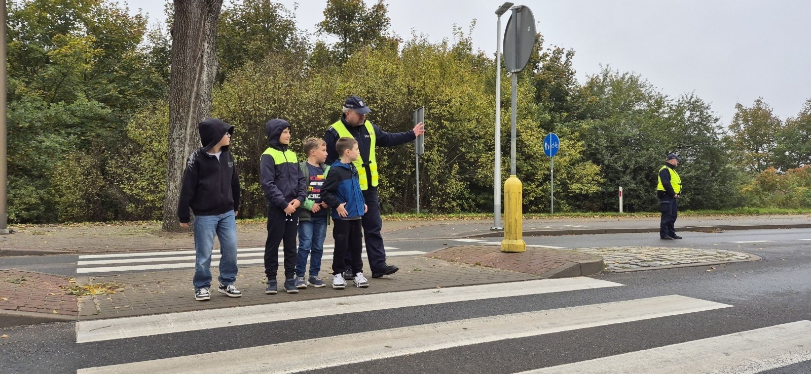 W październiku w naszej szkole odbyły się spotkania uczniów klas I–III z policjantami z Komisariatu Policji w Pasłęku. Podczas zajęć dzieci rozmawiały z funkcjonariuszami o bezpieczeństwie na drodze, uczyły się, jak prawidłowo zachowywać się na przejściu dla pieszych oraz jakie zasady są najważniejsze, by każdego dnia bezpiecznie dotrzeć do szkoły i wrócić do domu.
Uczniowie mieli okazję nie tylko posłuchać, ale również aktywnie ćwiczyć przechodzenie przez pasy pod czujnym okiem policjantów. Było edukacyjnie, ciekawie i bardzo praktycznie.
Serdecznie dziękujemy naszym gościom za poświęcony czas, zaangażowanie i cenne wskazówki, które pomogą naszym uczniom stać się prawdziwymi ekspertami od bezpieczeństwa na drodze.
