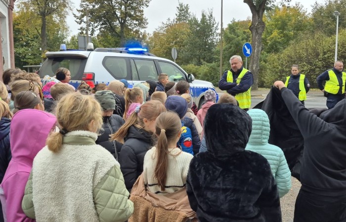 W październiku w naszej szkole odbyły się spotkania uczniów klas I–III z policjantami z Komisariatu Policji w Pasłęku. Podczas zajęć dzieci rozmawiały z funkcjonariuszami o bezpieczeństwie na drodze, uczyły się, jak prawidłowo zachowywać się na przejściu dla pieszych oraz jakie zasady są najważniejsze, by każdego dnia bezpiecznie dotrzeć do szkoły i wrócić do domu.
Uczniowie mieli okazję nie tylko posłuchać, ale również aktywnie ćwiczyć przechodzenie przez pasy pod czujnym okiem policjantów. Było edukacyjnie, ciekawie i bardzo praktycznie.
Serdecznie dziękujemy naszym gościom za poświęcony czas, zaangażowanie i cenne wskazówki, które pomogą naszym uczniom stać się prawdziwymi ekspertami od bezpieczeństwa na drodze.

