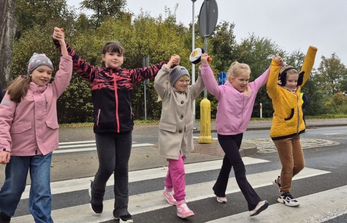 W październiku w naszej szkole odbyły się spotkania uczniów klas I–III z policjantami z Komisariatu Policji w Pasłęku. Podczas zajęć dzieci rozmawiały z funkcjonariuszami o bezpieczeństwie na drodze, uczyły się, jak prawidłowo zachowywać się na przejściu dla pieszych oraz jakie zasady są najważniejsze, by każdego dnia bezpiecznie dotrzeć do szkoły i wrócić do domu.
Uczniowie mieli okazję nie tylko posłuchać, ale również aktywnie ćwiczyć przechodzenie przez pasy pod czujnym okiem policjantów. Było edukacyjnie, ciekawie i bardzo praktycznie.
Serdecznie dziękujemy naszym gościom za poświęcony czas, zaangażowanie i cenne wskazówki, które pomogą naszym uczniom stać się prawdziwymi ekspertami od bezpieczeństwa na drodze.
