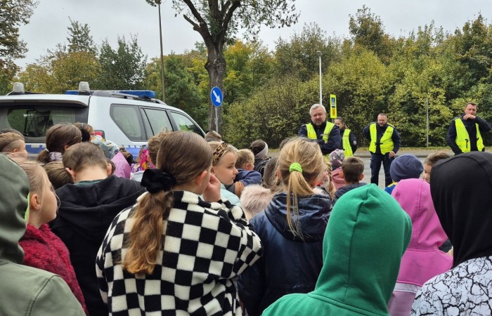 W październiku w naszej szkole odbyły się spotkania uczniów klas I–III z policjantami z Komisariatu Policji w Pasłęku. Podczas zajęć dzieci rozmawiały z funkcjonariuszami o bezpieczeństwie na drodze, uczyły się, jak prawidłowo zachowywać się na przejściu dla pieszych oraz jakie zasady są najważniejsze, by każdego dnia bezpiecznie dotrzeć do szkoły i wrócić do domu.
Uczniowie mieli okazję nie tylko posłuchać, ale również aktywnie ćwiczyć przechodzenie przez pasy pod czujnym okiem policjantów. Było edukacyjnie, ciekawie i bardzo praktycznie.
Serdecznie dziękujemy naszym gościom za poświęcony czas, zaangażowanie i cenne wskazówki, które pomogą naszym uczniom stać się prawdziwymi ekspertami od bezpieczeństwa na drodze.
