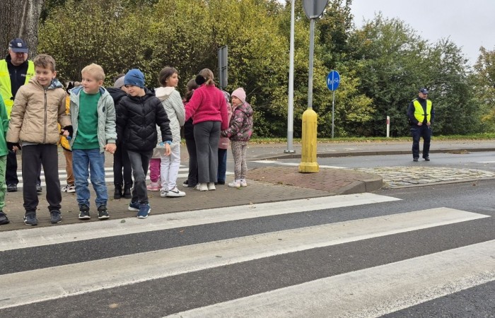 W październiku w naszej szkole odbyły się spotkania uczniów klas I–III z policjantami z Komisariatu Policji w Pasłęku. Podczas zajęć dzieci rozmawiały z funkcjonariuszami o bezpieczeństwie na drodze, uczyły się, jak prawidłowo zachowywać się na przejściu dla pieszych oraz jakie zasady są najważniejsze, by każdego dnia bezpiecznie dotrzeć do szkoły i wrócić do domu.
Uczniowie mieli okazję nie tylko posłuchać, ale również aktywnie ćwiczyć przechodzenie przez pasy pod czujnym okiem policjantów. Było edukacyjnie, ciekawie i bardzo praktycznie.
Serdecznie dziękujemy naszym gościom za poświęcony czas, zaangażowanie i cenne wskazówki, które pomogą naszym uczniom stać się prawdziwymi ekspertami od bezpieczeństwa na drodze.
