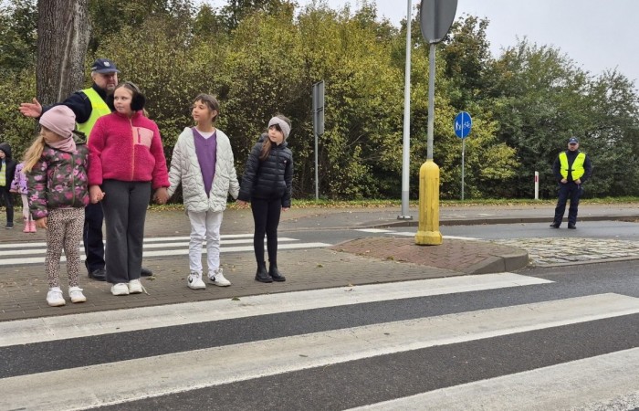 W październiku w naszej szkole odbyły się spotkania uczniów klas I–III z policjantami z Komisariatu Policji w Pasłęku. Podczas zajęć dzieci rozmawiały z funkcjonariuszami o bezpieczeństwie na drodze, uczyły się, jak prawidłowo zachowywać się na przejściu dla pieszych oraz jakie zasady są najważniejsze, by każdego dnia bezpiecznie dotrzeć do szkoły i wrócić do domu.
Uczniowie mieli okazję nie tylko posłuchać, ale również aktywnie ćwiczyć przechodzenie przez pasy pod czujnym okiem policjantów. Było edukacyjnie, ciekawie i bardzo praktycznie.
Serdecznie dziękujemy naszym gościom za poświęcony czas, zaangażowanie i cenne wskazówki, które pomogą naszym uczniom stać się prawdziwymi ekspertami od bezpieczeństwa na drodze.
