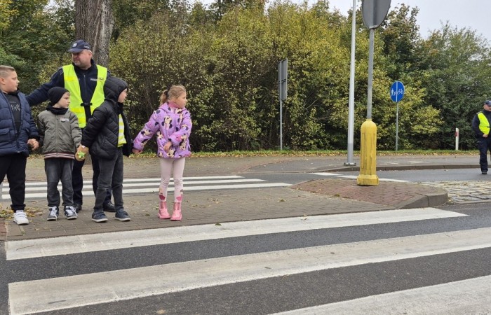 W październiku w naszej szkole odbyły się spotkania uczniów klas I–III z policjantami z Komisariatu Policji w Pasłęku. Podczas zajęć dzieci rozmawiały z funkcjonariuszami o bezpieczeństwie na drodze, uczyły się, jak prawidłowo zachowywać się na przejściu dla pieszych oraz jakie zasady są najważniejsze, by każdego dnia bezpiecznie dotrzeć do szkoły i wrócić do domu.
Uczniowie mieli okazję nie tylko posłuchać, ale również aktywnie ćwiczyć przechodzenie przez pasy pod czujnym okiem policjantów. Było edukacyjnie, ciekawie i bardzo praktycznie.
Serdecznie dziękujemy naszym gościom za poświęcony czas, zaangażowanie i cenne wskazówki, które pomogą naszym uczniom stać się prawdziwymi ekspertami od bezpieczeństwa na drodze.
