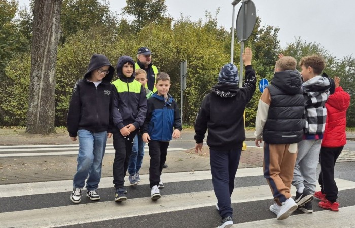 W październiku w naszej szkole odbyły się spotkania uczniów klas I–III z policjantami z Komisariatu Policji w Pasłęku. Podczas zajęć dzieci rozmawiały z funkcjonariuszami o bezpieczeństwie na drodze, uczyły się, jak prawidłowo zachowywać się na przejściu dla pieszych oraz jakie zasady są najważniejsze, by każdego dnia bezpiecznie dotrzeć do szkoły i wrócić do domu.
Uczniowie mieli okazję nie tylko posłuchać, ale również aktywnie ćwiczyć przechodzenie przez pasy pod czujnym okiem policjantów. Było edukacyjnie, ciekawie i bardzo praktycznie.
Serdecznie dziękujemy naszym gościom za poświęcony czas, zaangażowanie i cenne wskazówki, które pomogą naszym uczniom stać się prawdziwymi ekspertami od bezpieczeństwa na drodze.
