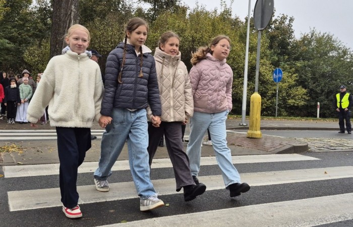 W październiku w naszej szkole odbyły się spotkania uczniów klas I–III z policjantami z Komisariatu Policji w Pasłęku. Podczas zajęć dzieci rozmawiały z funkcjonariuszami o bezpieczeństwie na drodze, uczyły się, jak prawidłowo zachowywać się na przejściu dla pieszych oraz jakie zasady są najważniejsze, by każdego dnia bezpiecznie dotrzeć do szkoły i wrócić do domu.
Uczniowie mieli okazję nie tylko posłuchać, ale również aktywnie ćwiczyć przechodzenie przez pasy pod czujnym okiem policjantów. Było edukacyjnie, ciekawie i bardzo praktycznie.
Serdecznie dziękujemy naszym gościom za poświęcony czas, zaangażowanie i cenne wskazówki, które pomogą naszym uczniom stać się prawdziwymi ekspertami od bezpieczeństwa na drodze.
