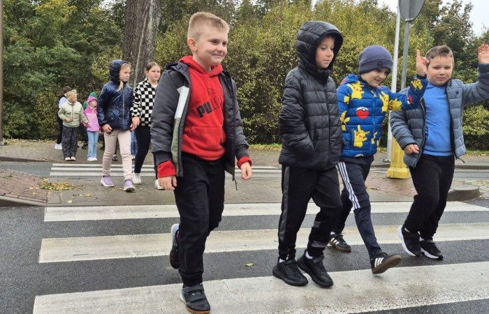 W październiku w naszej szkole odbyły się spotkania uczniów klas I–III z policjantami z Komisariatu Policji w Pasłęku. Podczas zajęć dzieci rozmawiały z funkcjonariuszami o bezpieczeństwie na drodze, uczyły się, jak prawidłowo zachowywać się na przejściu dla pieszych oraz jakie zasady są najważniejsze, by każdego dnia bezpiecznie dotrzeć do szkoły i wrócić do domu.
Uczniowie mieli okazję nie tylko posłuchać, ale również aktywnie ćwiczyć przechodzenie przez pasy pod czujnym okiem policjantów. Było edukacyjnie, ciekawie i bardzo praktycznie.
Serdecznie dziękujemy naszym gościom za poświęcony czas, zaangażowanie i cenne wskazówki, które pomogą naszym uczniom stać się prawdziwymi ekspertami od bezpieczeństwa na drodze.
