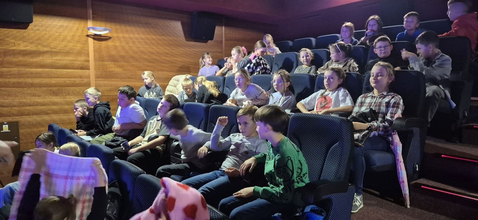 W środę, 29 października, uczniowie klas I-III naszej szkoły wybrali się do POK-u, aby obejrzeć wyjątkowy spektakl pt. „Czarodziejski ołówek”, przygotowany przez artystów Poznańskiego Teatru Aktora. Już od pierwszych minut przedstawienia dzieci z zainteresowaniem śledziły losy głównych bohaterów, którzy dzięki magicznemu ołówkowi potrafili zmieniać świat na lepsze.
Barwna scenografia, muzyka i wciągająca fabuła przeniosły najmłodszych w świat pełen wyobraźni, humoru i magii. Aktorzy wspaniale angażowali publiczność, zachęcając dzieci do wspólnej zabawy i reagowania na to, co działo się na scenie. Nie zabrakło śmiechu, emocji i dobrej zabawy.
Po zakończeniu spektaklu uczniowie nagrodzili artystów gromkimi brawami. Dzieci wróciły do szkoły w doskonałych humorach, bogatsze o nowe wrażenia.
