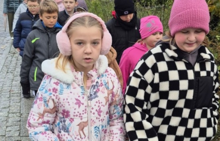 W środę, 29 października, uczniowie klas I-III naszej szkoły wybrali się do POK-u, aby obejrzeć wyjątkowy spektakl pt. „Czarodziejski ołówek”, przygotowany przez artystów Poznańskiego Teatru Aktora. Już od pierwszych minut przedstawienia dzieci z zainteresowaniem śledziły losy głównych bohaterów, którzy dzięki magicznemu ołówkowi potrafili zmieniać świat na lepsze.
Barwna scenografia, muzyka i wciągająca fabuła przeniosły najmłodszych w świat pełen wyobraźni, humoru i magii. Aktorzy wspaniale angażowali publiczność, zachęcając dzieci do wspólnej zabawy i reagowania na to, co działo się na scenie. Nie zabrakło śmiechu, emocji i dobrej zabawy.
Po zakończeniu spektaklu uczniowie nagrodzili artystów gromkimi brawami. Dzieci wróciły do szkoły w doskonałych humorach, bogatsze o nowe wrażenia.
