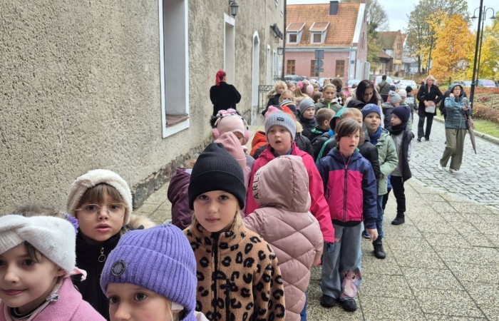 W środę, 29 października, uczniowie klas I-III naszej szkoły wybrali się do POK-u, aby obejrzeć wyjątkowy spektakl pt. „Czarodziejski ołówek”, przygotowany przez artystów Poznańskiego Teatru Aktora. Już od pierwszych minut przedstawienia dzieci z zainteresowaniem śledziły losy głównych bohaterów, którzy dzięki magicznemu ołówkowi potrafili zmieniać świat na lepsze.
Barwna scenografia, muzyka i wciągająca fabuła przeniosły najmłodszych w świat pełen wyobraźni, humoru i magii. Aktorzy wspaniale angażowali publiczność, zachęcając dzieci do wspólnej zabawy i reagowania na to, co działo się na scenie. Nie zabrakło śmiechu, emocji i dobrej zabawy.
Po zakończeniu spektaklu uczniowie nagrodzili artystów gromkimi brawami. Dzieci wróciły do szkoły w doskonałych humorach, bogatsze o nowe wrażenia.
